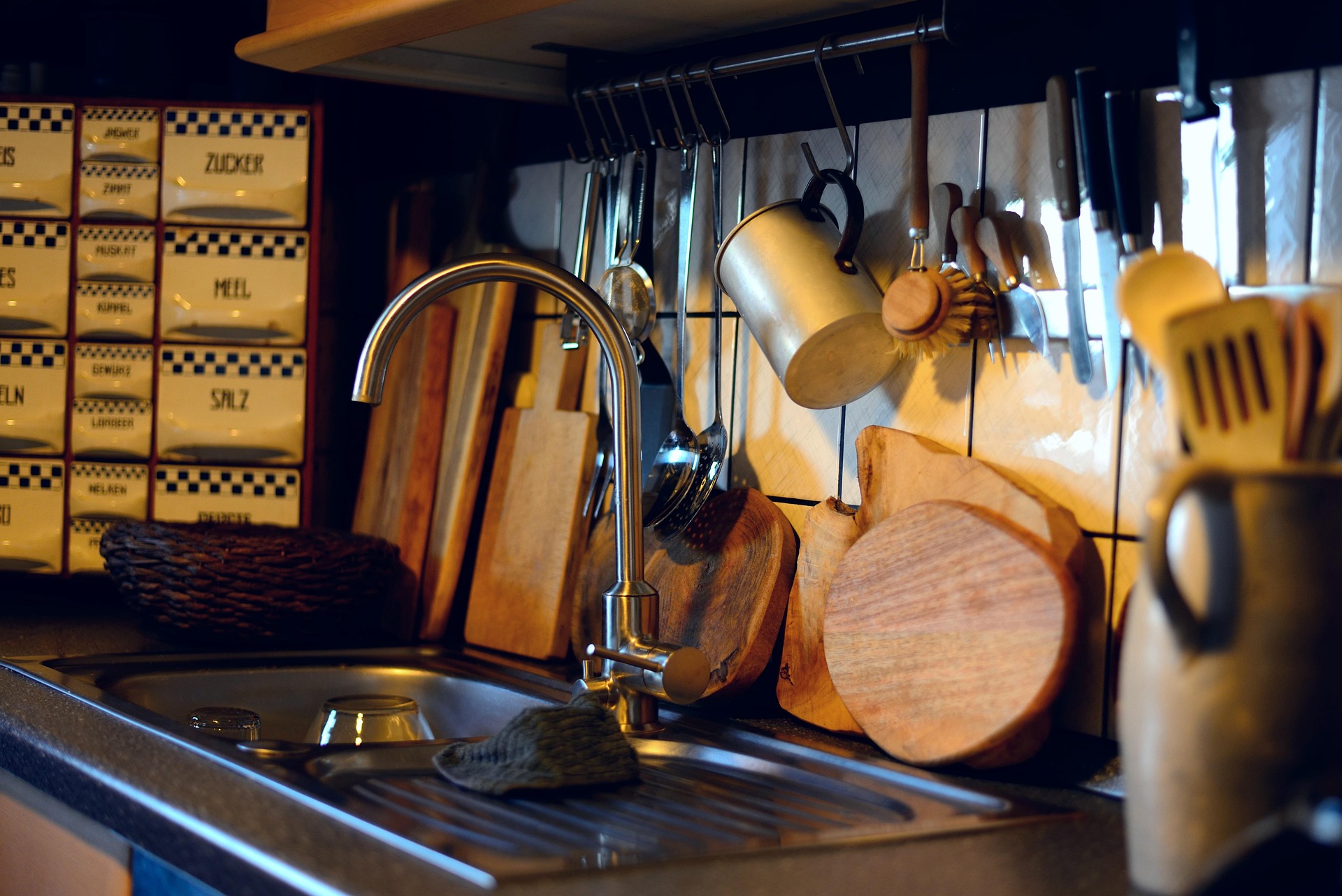Choosing the Right Cutting Boards: Materials, Sizes, and What Pros Actually Use.